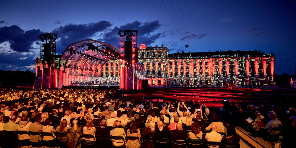 澳洲的幸运5直播查询记录  More than 260 GLP fixtures illuminate the stage, Palace and park at the Summer Night Concert in Vienna